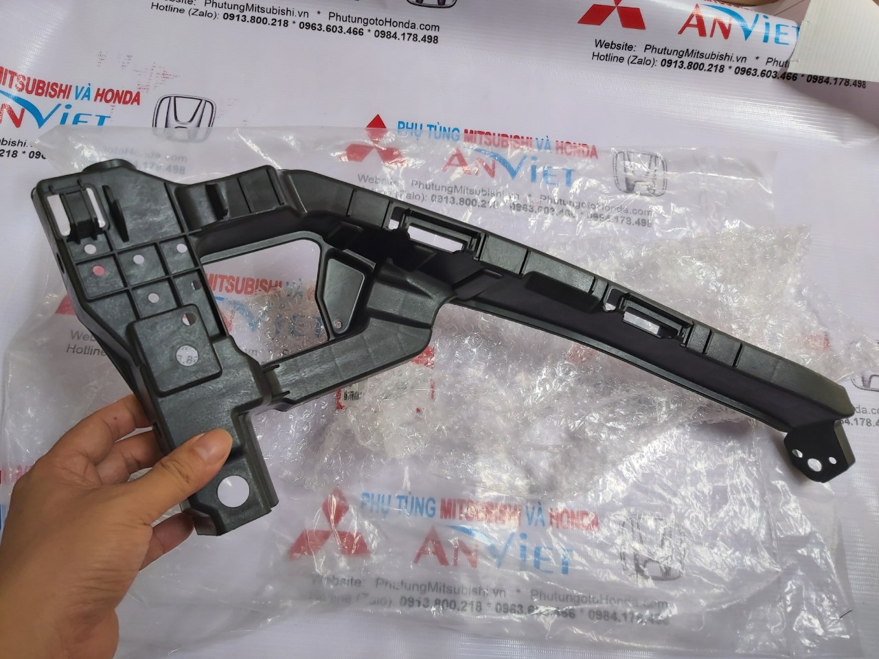 Nhựa cài đèn pha xe Honda HRV